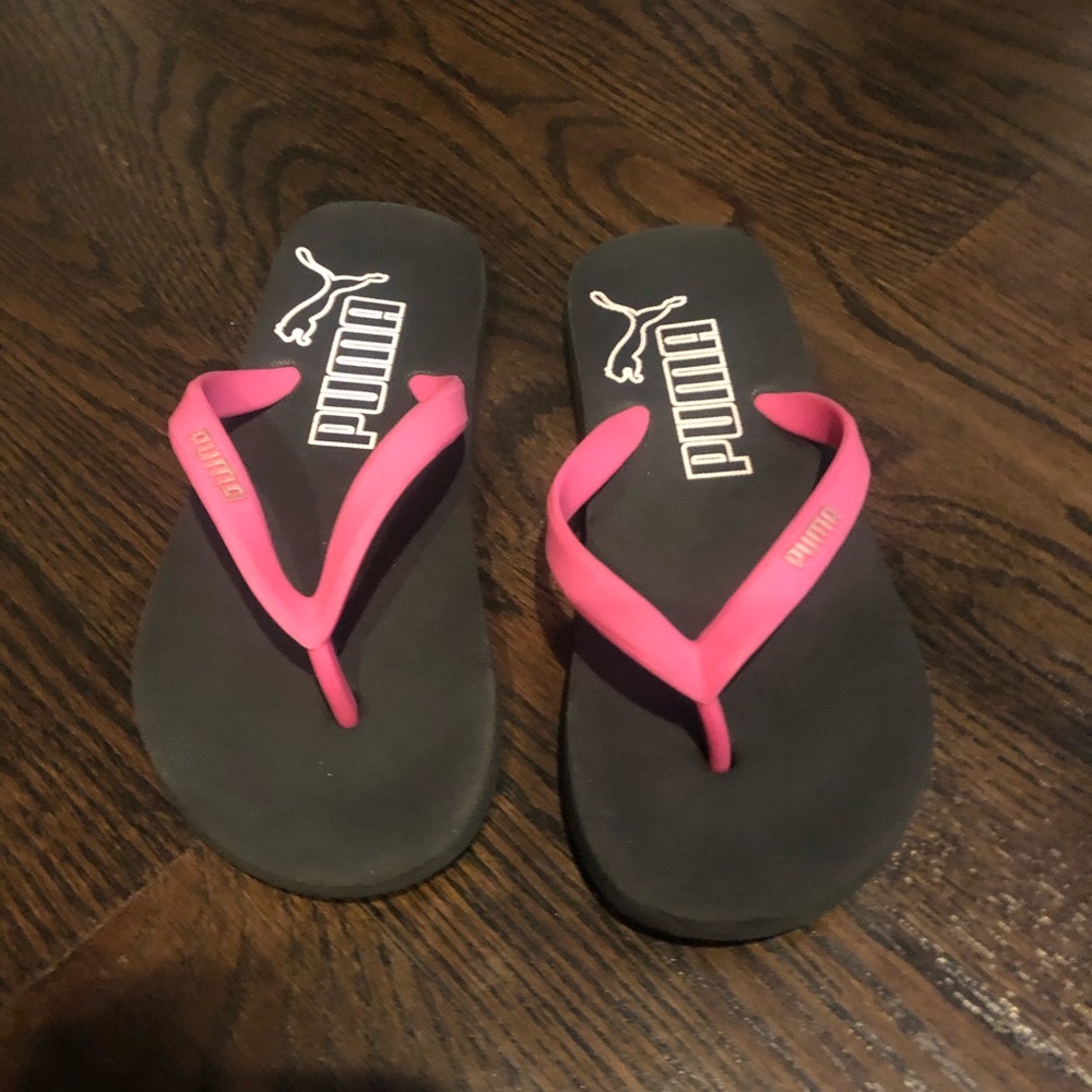 Puma girls flip flops size 1/2